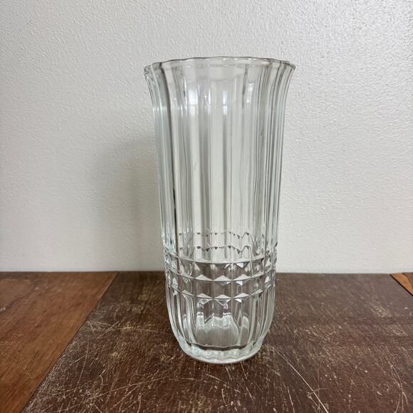 Vintage 1986 FTDA crystal clear glass vase with ribbed and flared design - Picture 6 of 7